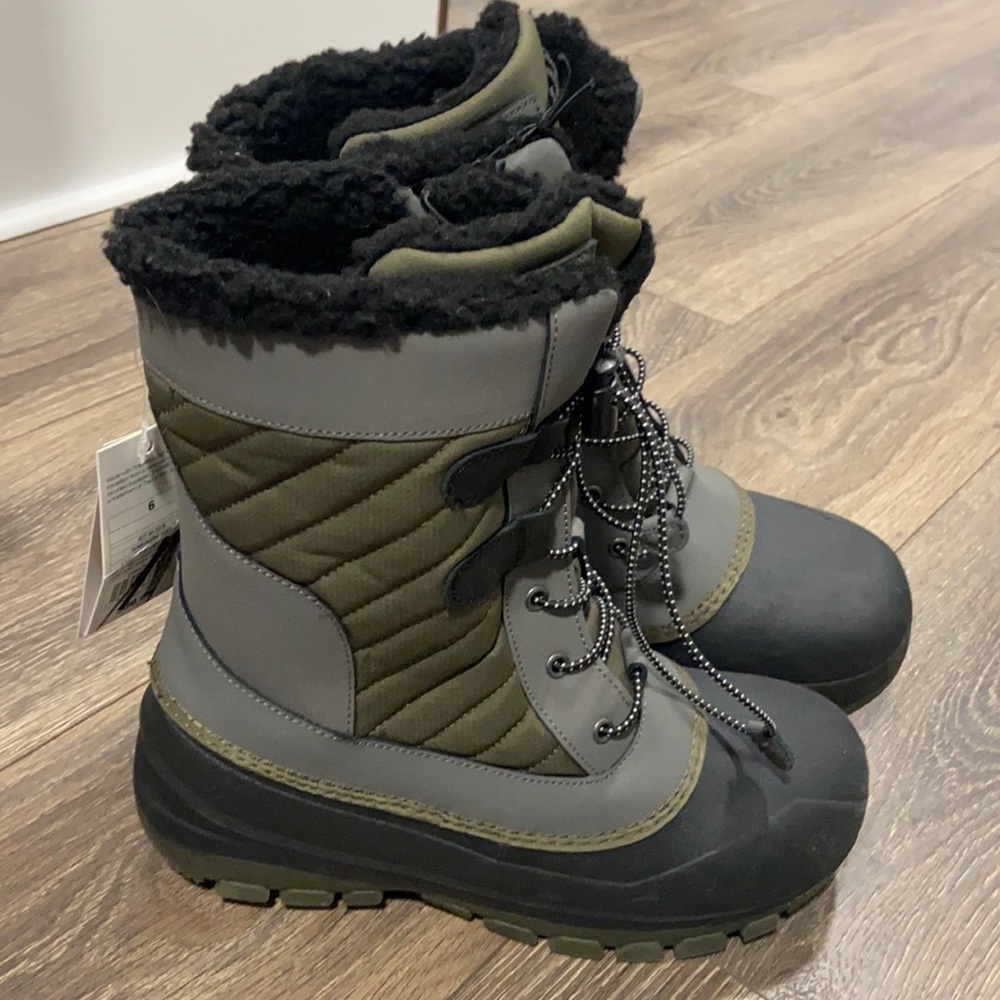 Perfect pair of snow boots for the boys ❄️